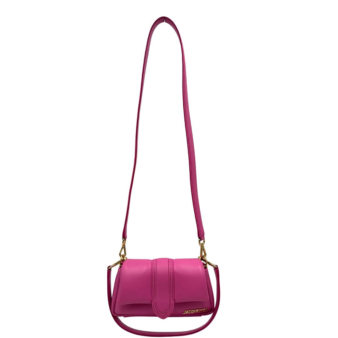front Borsa Jacquemus in pelle color neon pink con parti metalliche dorate; munita di un manico singolo e una tracolla, entrambe amovibili. Completa di dustbag, di lusso, originale, ottime condizioni. 