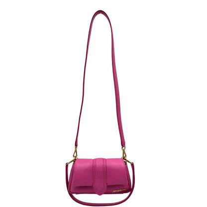 front Borsa Jacquemus in pelle color neon pink con parti metalliche dorate; munita di un manico singolo e una tracolla, entrambe amovibili. Completa di dustbag, di lusso, originale, ottime condizioni. 