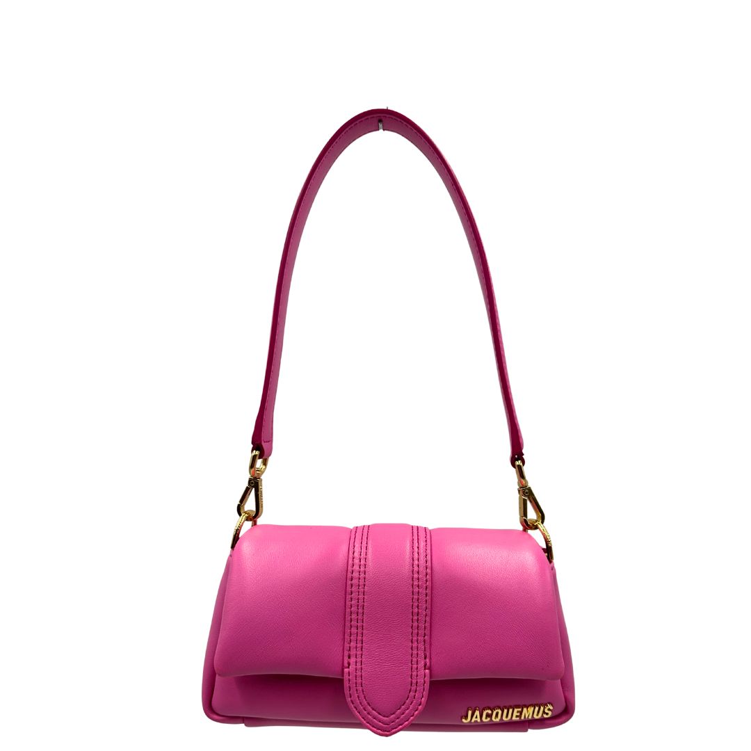 front Borsa Jacquemus in pelle color neon pink con parti metalliche dorate; munita di un manico singolo e una tracolla, entrambe amovibili. Completa di dustbag, di lusso, originale, ottime condizioni. 