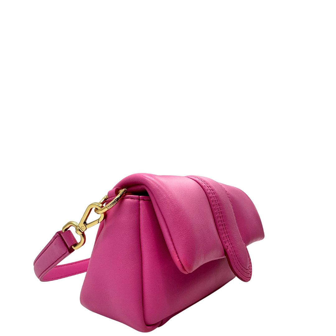 lato Borsa Jacquemus in pelle color neon pink con parti metalliche dorate; munita di un manico singolo e una tracolla, entrambe amovibili. Completa di dustbag, di lusso, originale, ottime condizioni. 