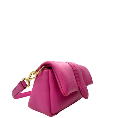 lato Borsa Jacquemus in pelle color neon pink con parti metalliche dorate; munita di un manico singolo e una tracolla, entrambe amovibili. Completa di dustbag, di lusso, originale, ottime condizioni. 