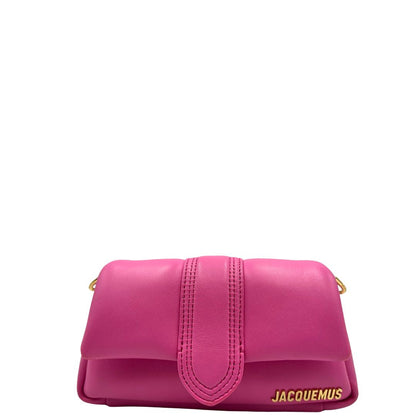 front Borsa Jacquemus in pelle color neon pink con parti metalliche dorate; munita di un manico singolo e una tracolla, entrambe amovibili. Completa di dustbag, di lusso, originale, ottime condizioni. 