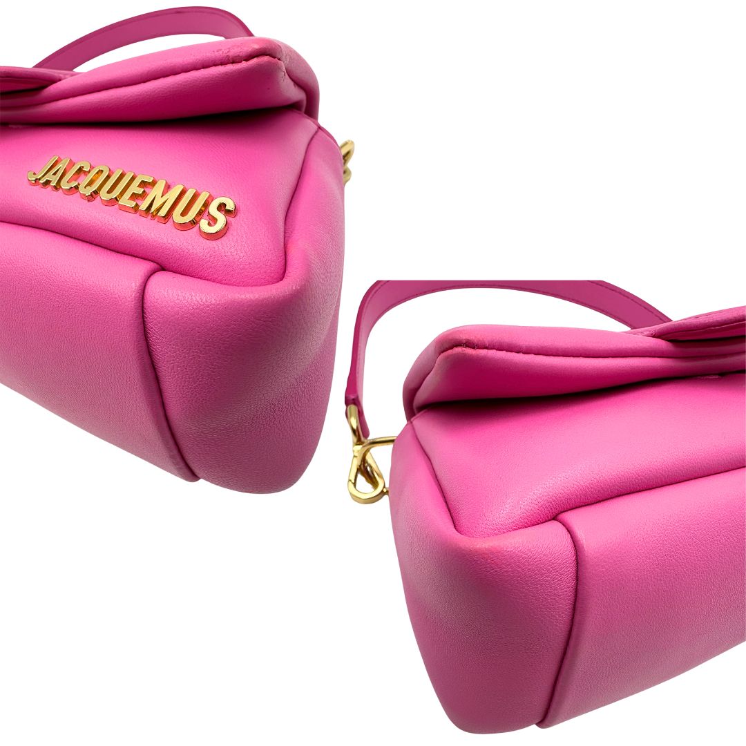 angoli Borsa Jacquemus in pelle color neon pink con parti metalliche dorate; munita di un manico singolo e una tracolla, entrambe amovibili. Completa di dustbag, di lusso, originale, ottime condizioni. 