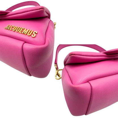 angoli Borsa Jacquemus in pelle color neon pink con parti metalliche dorate; munita di un manico singolo e una tracolla, entrambe amovibili. Completa di dustbag, di lusso, originale, ottime condizioni. 