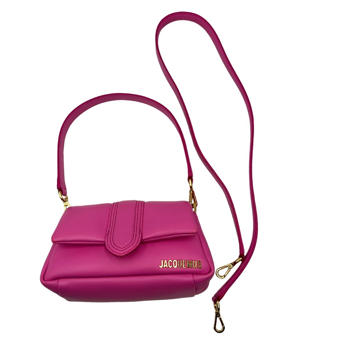 front Borsa Jacquemus in pelle color neon pink con parti metalliche dorate; munita di un manico singolo e una tracolla, entrambe amovibili. Completa di dustbag, di lusso, originale, ottime condizioni.