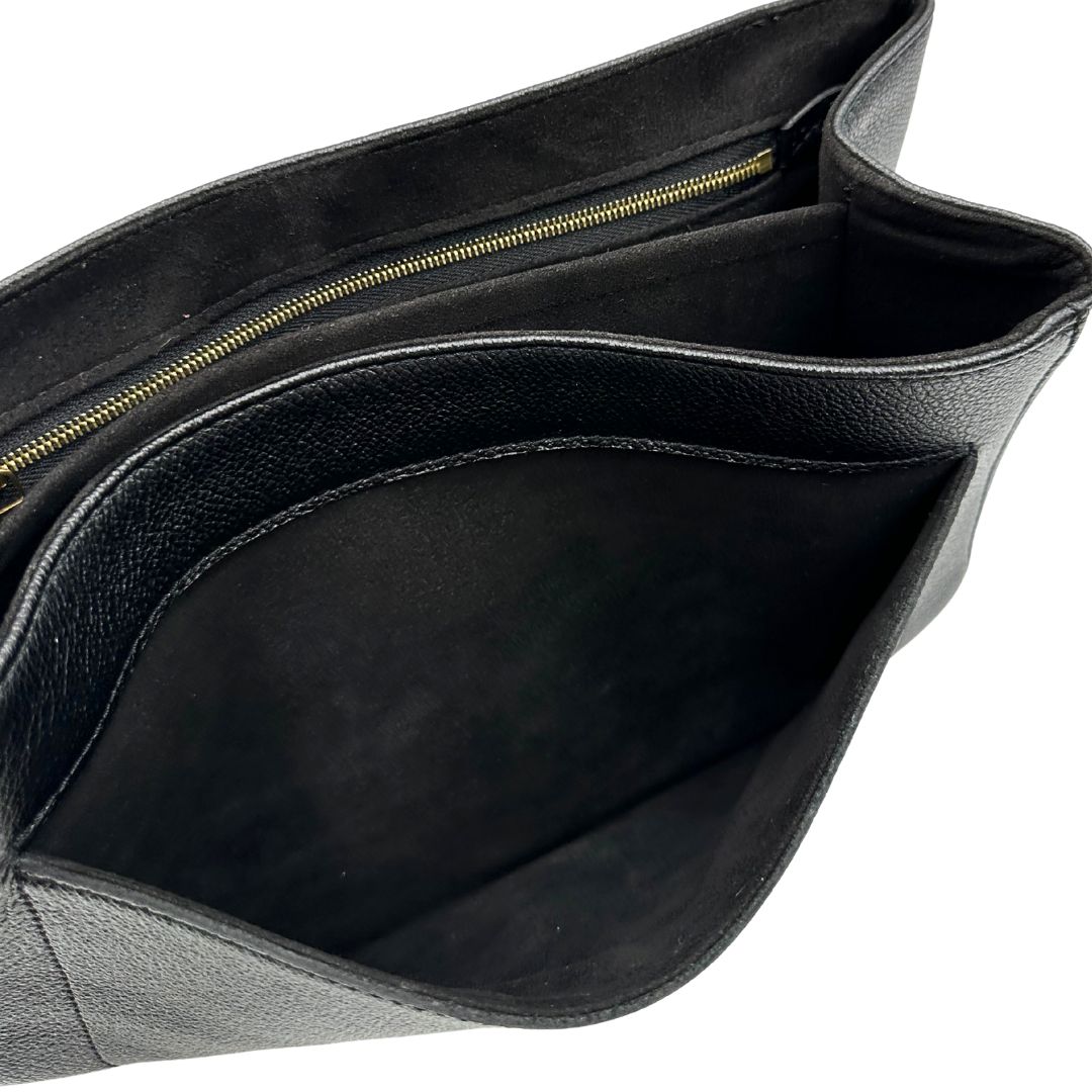 interno Borsa Louis Vuitton in pelle nera monogram Empreinte con parti metalliche dorate; munita di una tracolla scorrevole in catena con spallaccio in pelle, di lusso, originale, ottime condizioni. 