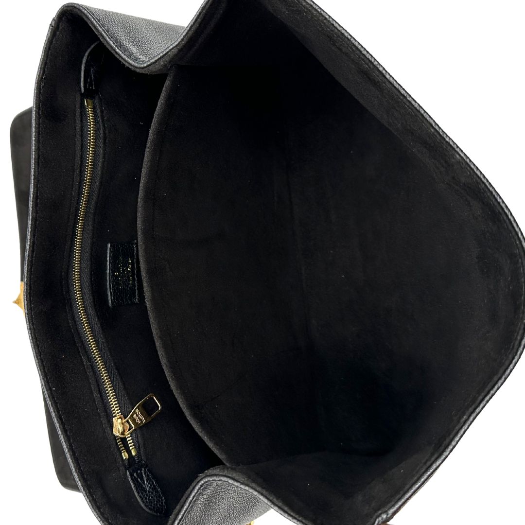 interno Borsa Louis Vuitton in pelle nera monogram Empreinte con parti metalliche dorate; munita di una tracolla scorrevole in catena con spallaccio in pelle, di lusso, originale, ottime condizioni.