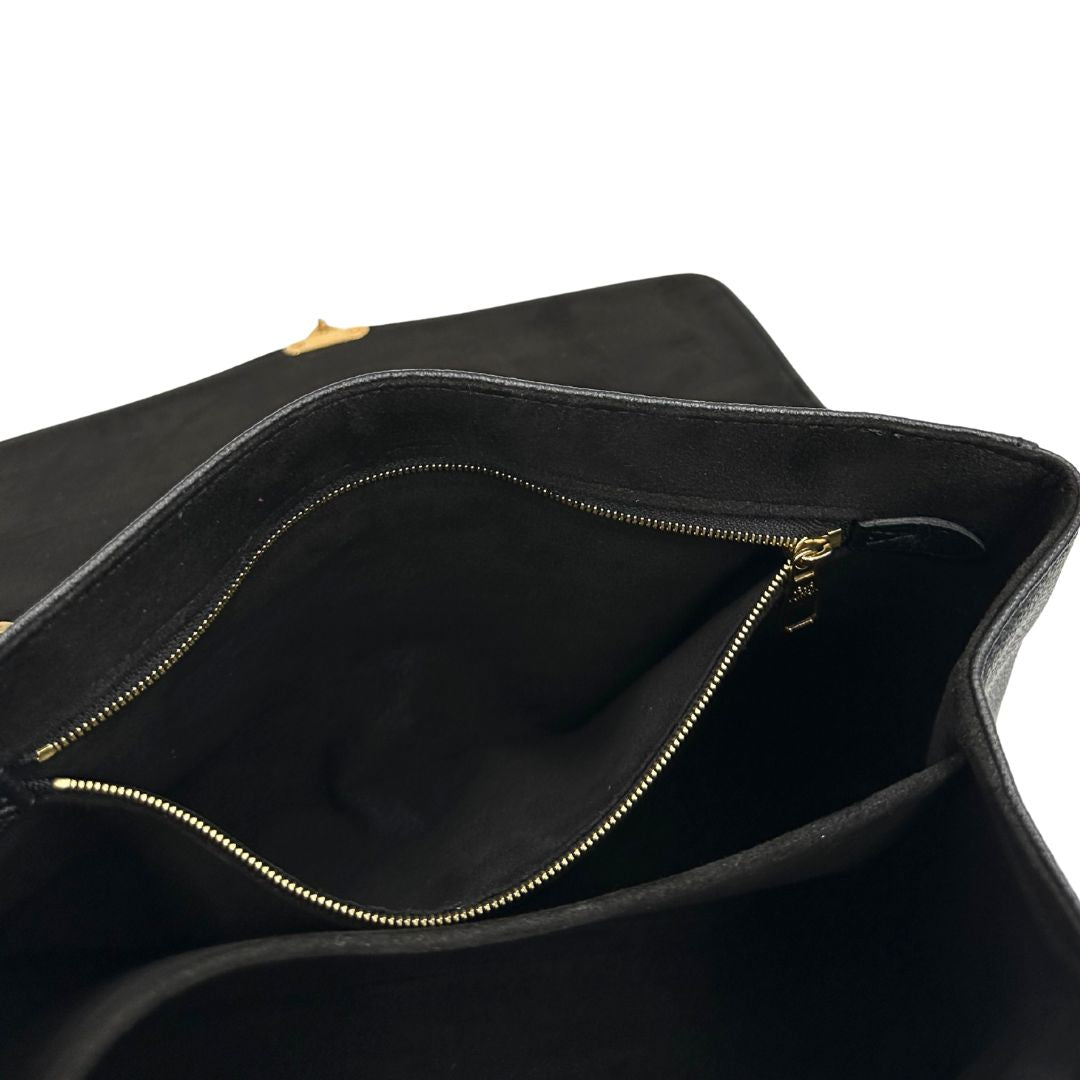 interno Borsa Louis Vuitton in pelle nera monogram Empreinte con parti metalliche dorate; munita di una tracolla scorrevole in catena con spallaccio in pelle, di lusso, originale, ottime condizioni.