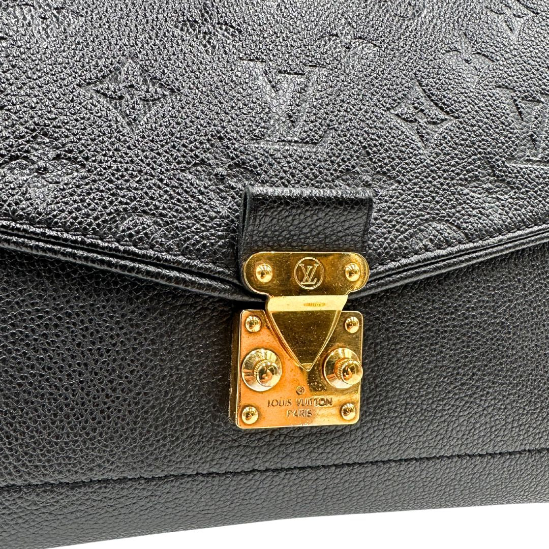 chiusura Borsa Louis Vuitton in pelle nera monogram Empreinte con parti metalliche dorate; munita di una tracolla scorrevole in catena con spallaccio in pelle, di lusso, originale, ottime condizioni. 