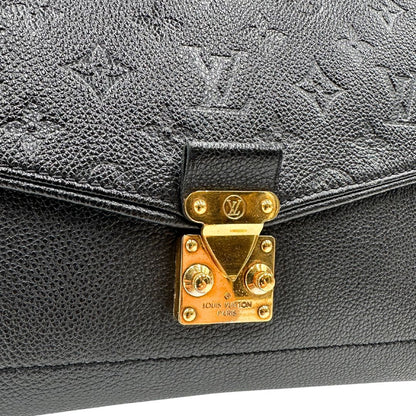 chiusura Borsa Louis Vuitton in pelle nera monogram Empreinte con parti metalliche dorate; munita di una tracolla scorrevole in catena con spallaccio in pelle, di lusso, originale, ottime condizioni. 