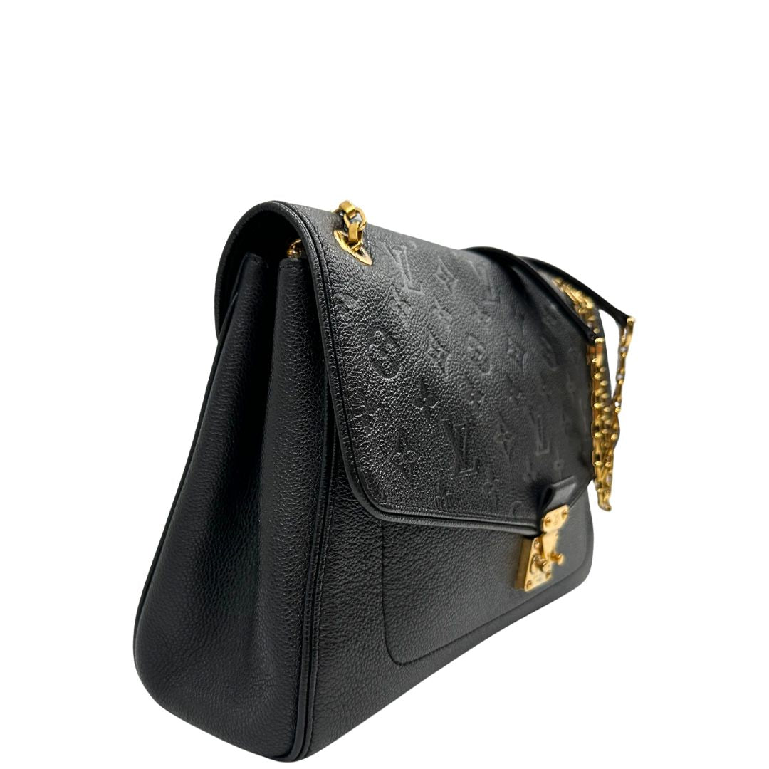 lato Borsa Louis Vuitton in pelle nera monogram Empreinte con parti metalliche dorate; munita di una tracolla scorrevole in catena con spallaccio in pelle, di lusso, originale, ottime condizioni. 