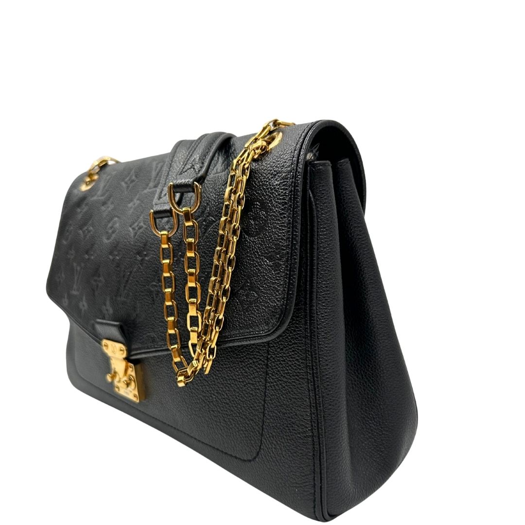 lato Borsa Louis Vuitton in pelle nera monogram Empreinte con parti metalliche dorate; munita di una tracolla scorrevole in catena con spallaccio in pelle, di lusso, originale, ottime condizioni. 