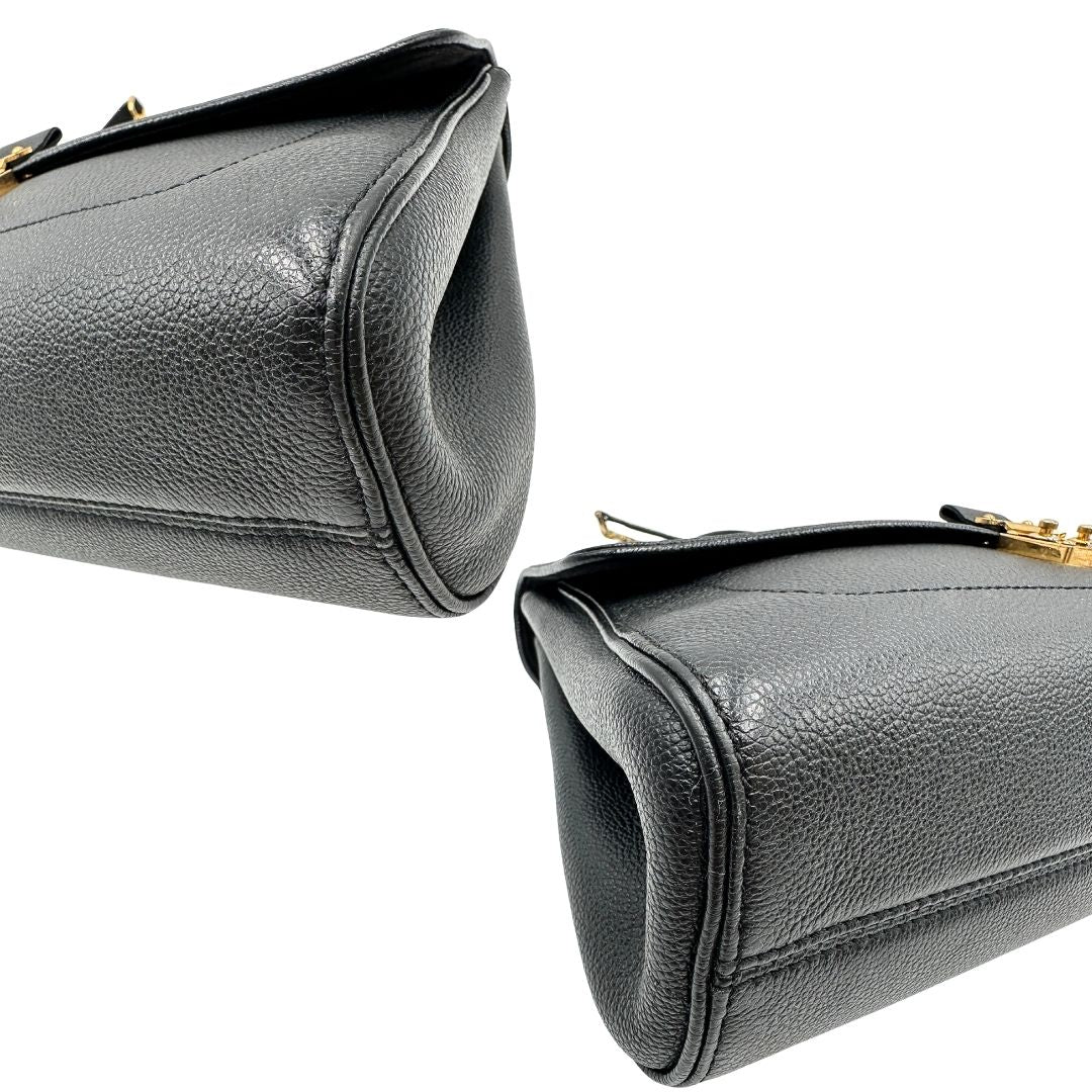 angoli Borsa Louis Vuitton in pelle nera monogram Empreinte con parti metalliche dorate; munita di una tracolla scorrevole in catena con spallaccio in pelle, di lusso, originale, ottime condizioni. 