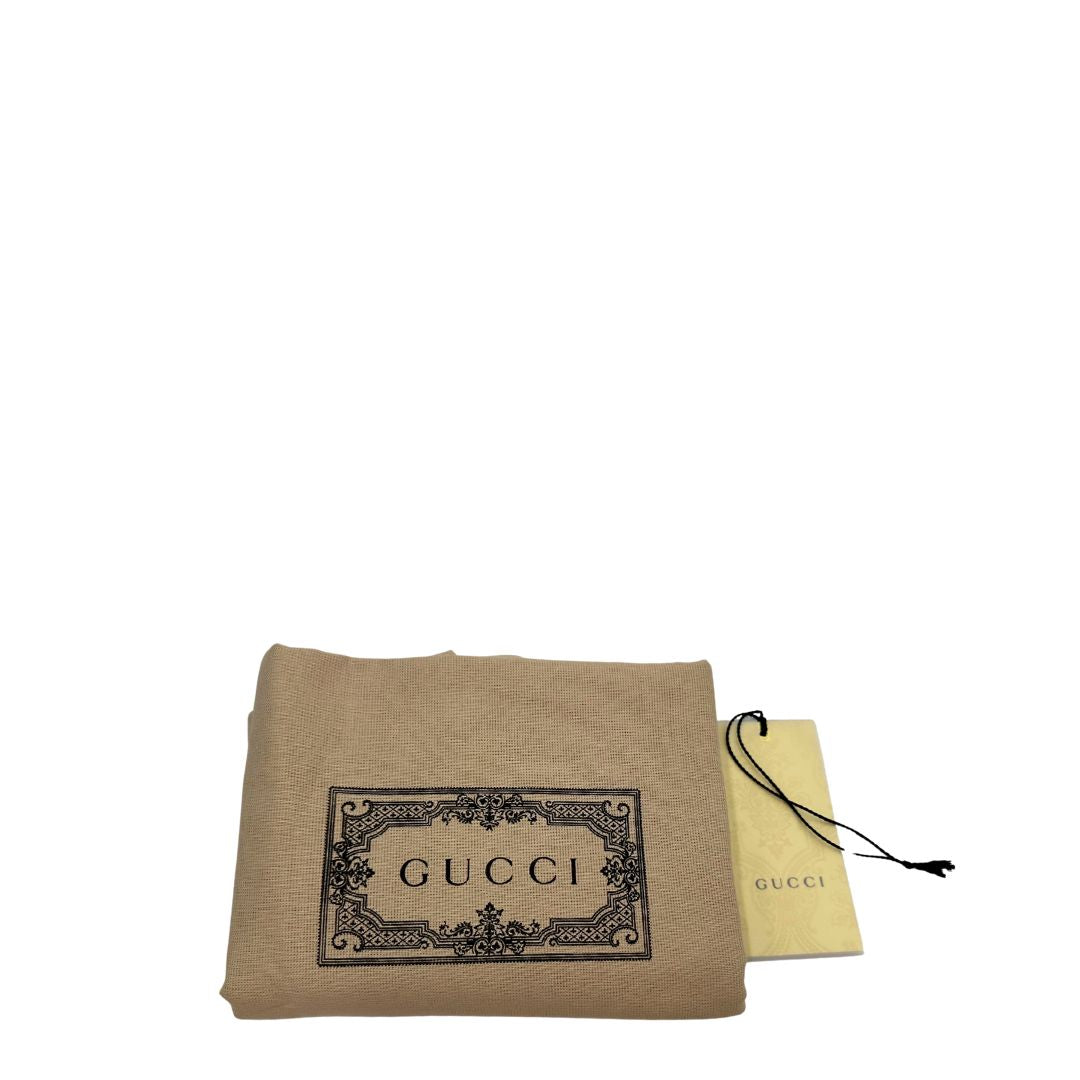 Dustbag Zaino Gucci in canvas blu e bianco monogram con parti metalliche dorate; munito di un manico e doppie bretelle con iconica trama Web blu e rossa. Completo di dustbag. Originale, usata, di lusso, in condizioni eccellenti.