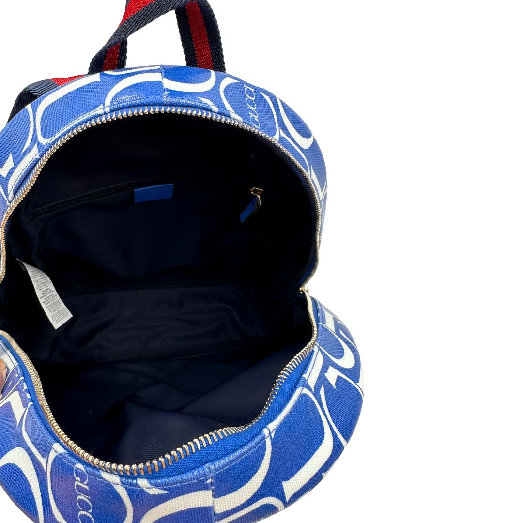 Interno Zaino Gucci in canvas blu e bianco monogram con parti metalliche dorate; munito di un manico e doppie bretelle con iconica trama Web blu e rossa. Completo di dustbag. Originale, usata, di lusso, in condizioni eccellenti.