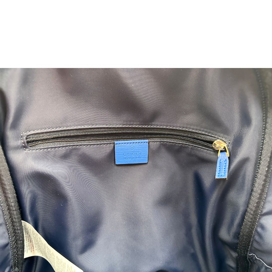  Zaino Gucci in canvas blu e bianco monogram con parti metalliche dorate; munito di un manico e doppie bretelle con iconica trama Web blu e rossa. Completo di dustbag. Originale, usata, di lusso, in condizioni eccellenti.