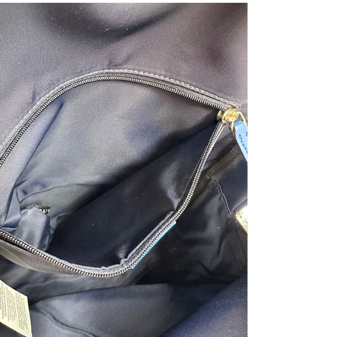 Tasca Zaino Gucci in canvas blu e bianco monogram con parti metalliche dorate; munito di un manico e doppie bretelle con iconica trama Web blu e rossa. Completo di dustbag. Originale, usata, di lusso, in condizioni eccellenti.