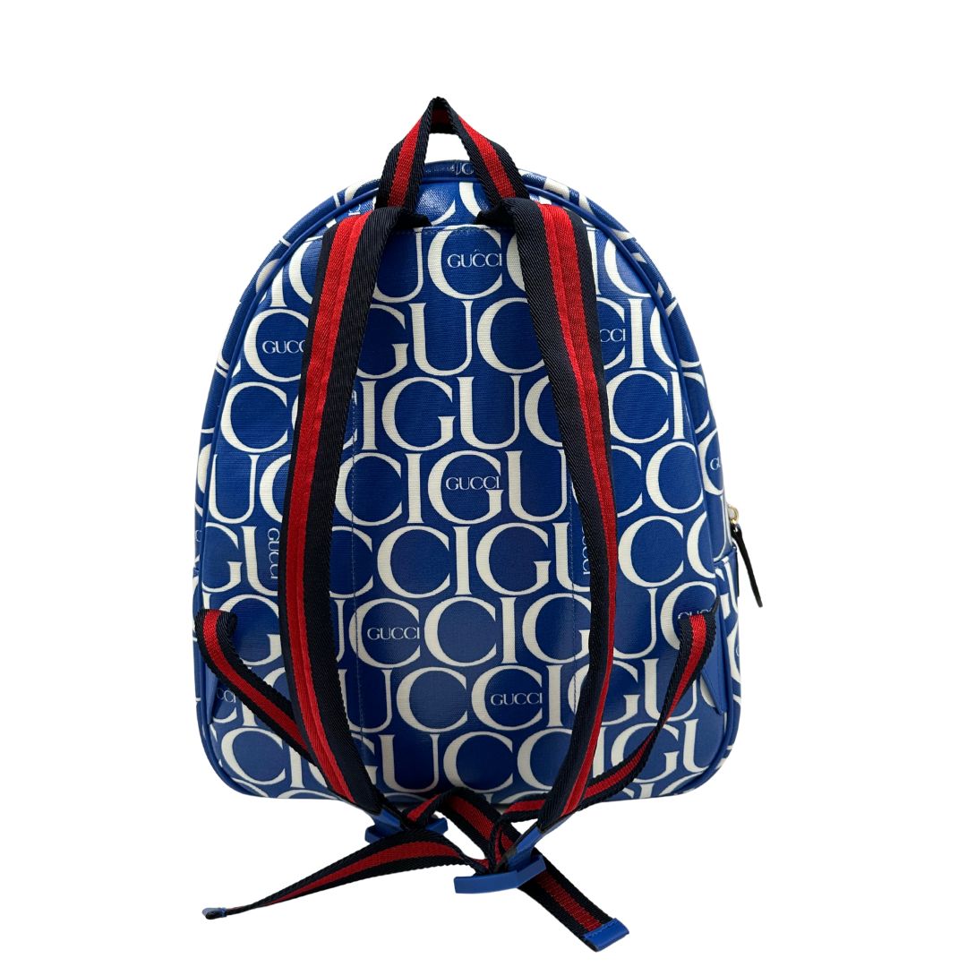 Retro Zaino Gucci in canvas blu e bianco monogram con parti metalliche dorate; munito di un manico e doppie bretelle con iconica trama Web blu e rossa. Completo di dustbag. Originale, usata, di lusso, in condizioni eccellenti.
