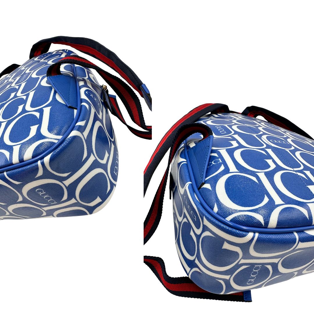 Angoli Zaino Gucci in canvas blu e bianco monogram con parti metalliche dorate; munito di un manico e doppie bretelle con iconica trama Web blu e rossa. Completo di dustbag. Originale, usata, di lusso, in condizioni eccellenti.