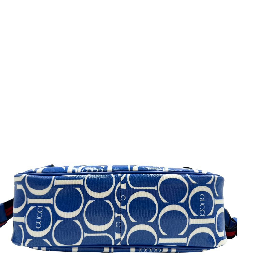 Base Zaino Gucci in canvas blu e bianco monogram con parti metalliche dorate; munito di un manico e doppie bretelle con iconica trama Web blu e rossa. Completo di dustbag. Originale, usata, di lusso, in condizioni eccellenti.