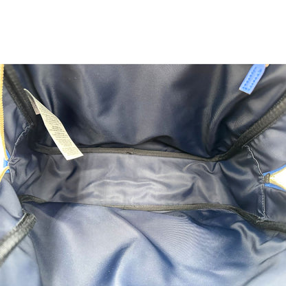 Interno Zaino Gucci in canvas blu e bianco monogram con parti metalliche dorate; munito di un manico e doppie bretelle con iconica trama Web blu e rossa. Completo di dustbag. Originale, usata, di lusso, in condizioni eccellenti.