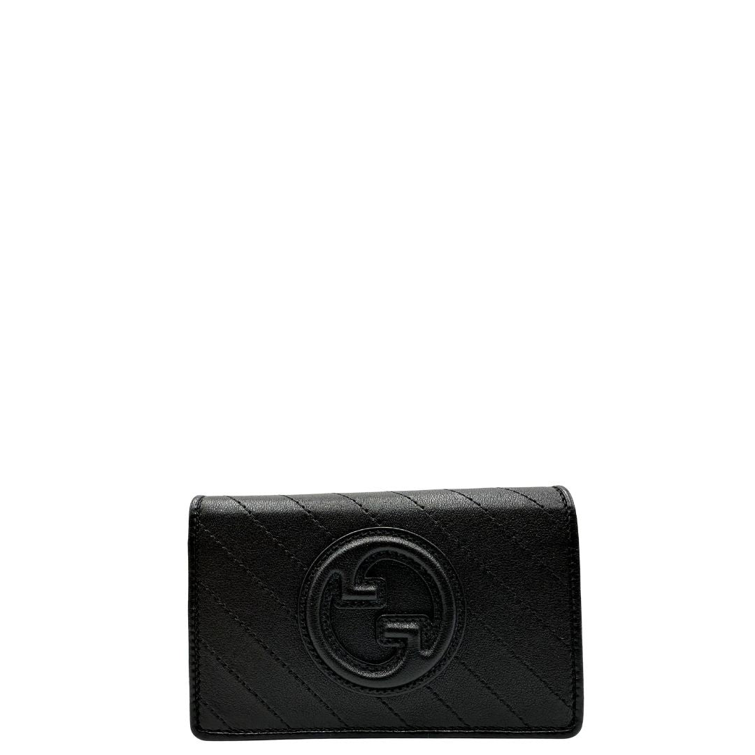 front Portafoglio Gucci in pelle nera e parti metalliche argentate; impreziosito da iconico logo Blondie sul front. Completo di corredo, di lusso, originale, ottime condizioni. 