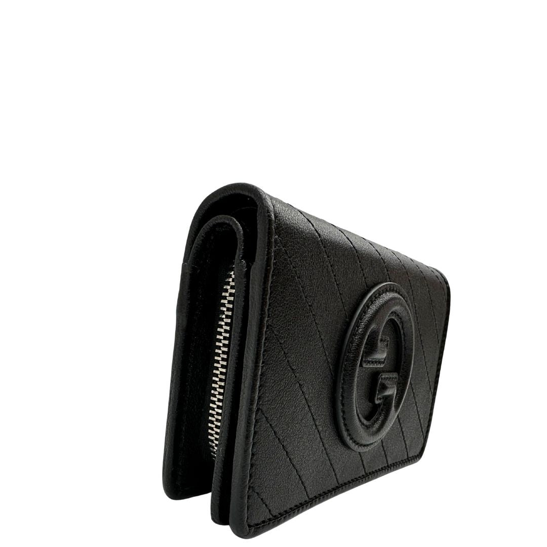 lato Portafoglio Gucci in pelle nera e parti metalliche argentate; impreziosito da iconico logo Blondie sul front. Completo di corredo, di lusso, originale, ottime condizioni. 