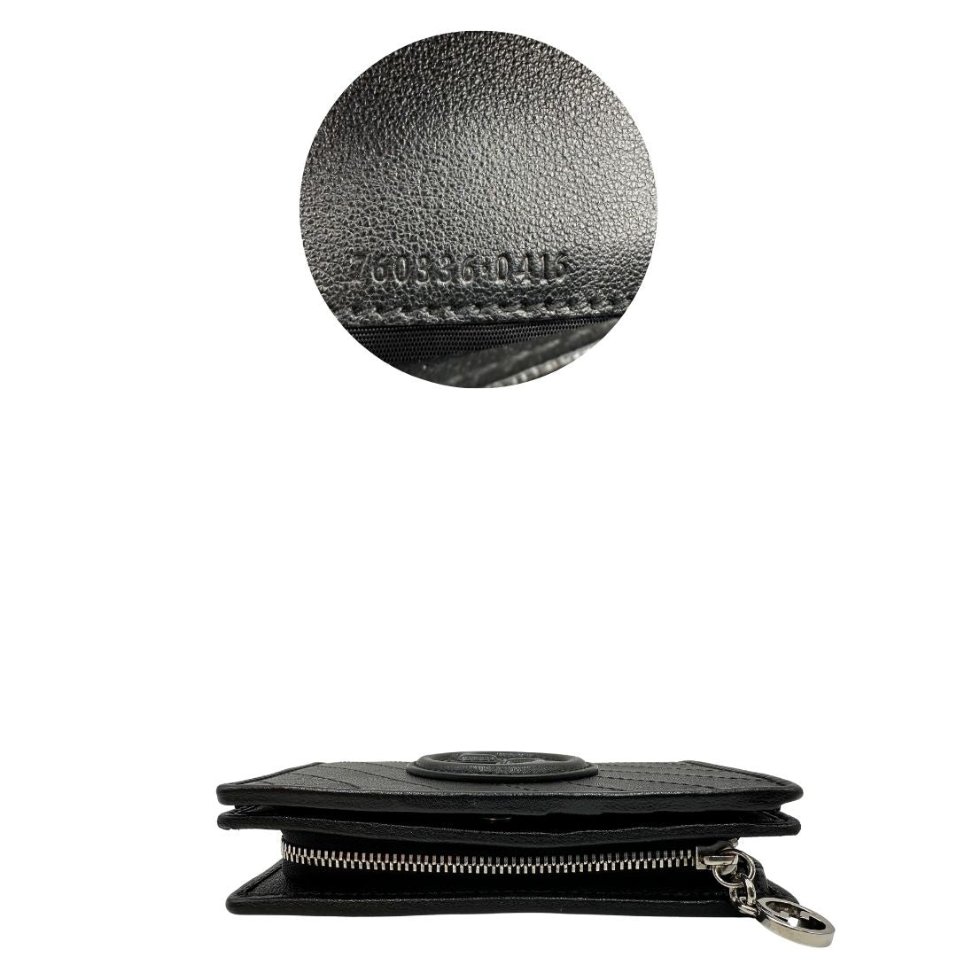 Portafoglio Gucci in pelle nera e parti metalliche argentate; impreziosito da iconico logo Blondie sul front. Completo di corredo, di lusso, originale, ottime condizioni. 760336 0416