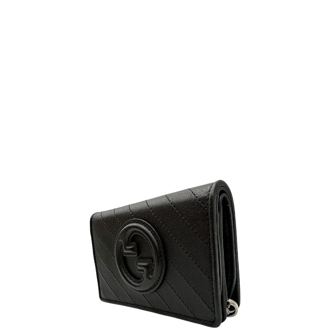 lato Portafoglio Gucci in pelle nera e parti metalliche argentate; impreziosito da iconico logo Blondie sul front. Completo di corredo, di lusso, originale, ottime condizioni. 