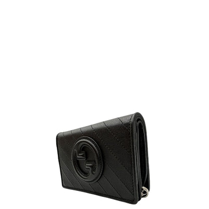 lato Portafoglio Gucci in pelle nera e parti metalliche argentate; impreziosito da iconico logo Blondie sul front. Completo di corredo, di lusso, originale, ottime condizioni. 