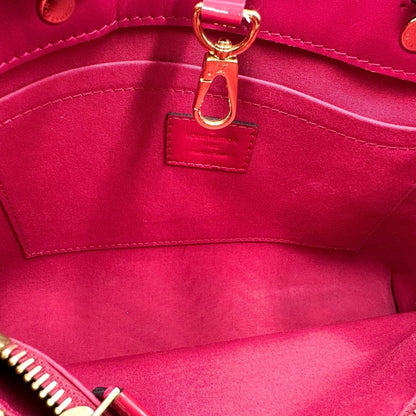 interno Borsa Louis Vuitton in pelle vernis monogram color rosso fragola e parti metalliche dorate; munita di doppi manici stondati, una tracolla amovibile e una clochette portachiavi, di lusso, originale, ottime condizioni, usata. 