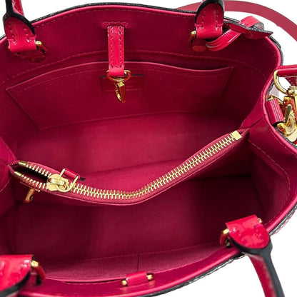 interno Borsa Louis Vuitton in pelle vernis monogram color rosso fragola e parti metalliche dorate; munita di doppi manici stondati, una tracolla amovibile e una clochette portachiavi, di lusso, originale, ottime condizioni, usata. 