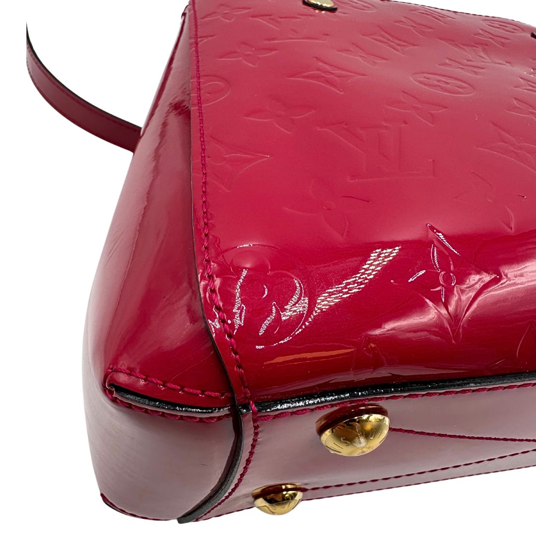 interno Borsa Louis Vuitton in pelle vernis monogram color rosso fragola e parti metalliche dorate; munita di doppi manici stondati, una tracolla amovibile e una clochette portachiavi, di lusso, originale, ottime condizioni, usata. 