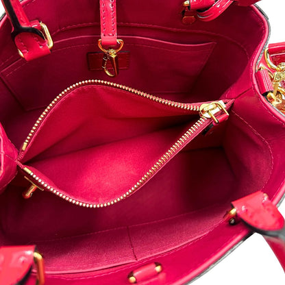 interno Borsa Louis Vuitton in pelle vernis monogram color rosso fragola e parti metalliche dorate; munita di doppi manici stondati, una tracolla amovibile e una clochette portachiavi, di lusso, originale, ottime condizioni, usata. 