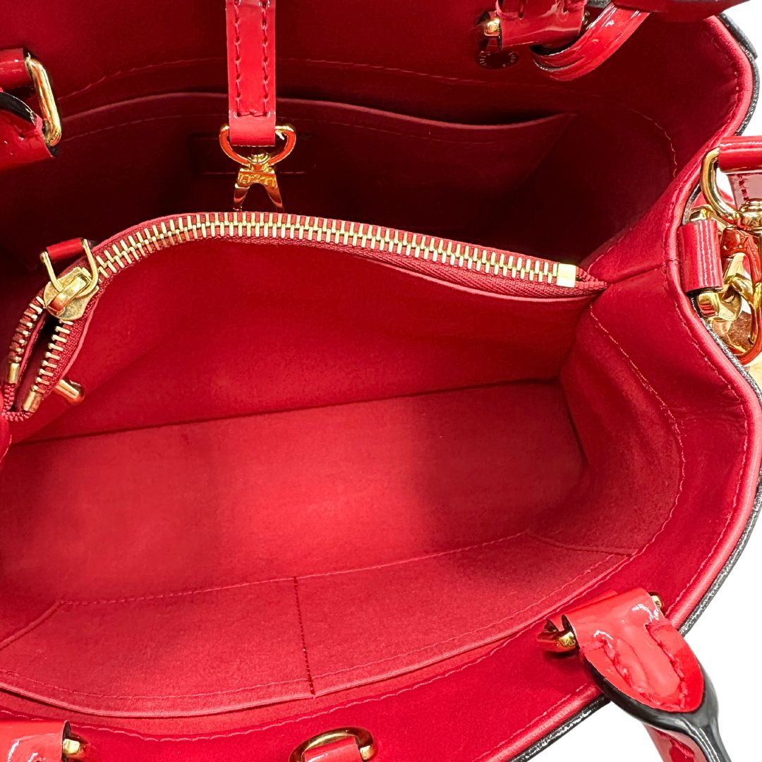 interno Borsa Louis Vuitton in pelle vernis monogram color rosso fragola e parti metalliche dorate; munita di doppi manici stondati, una tracolla amovibile e una clochette portachiavi, di lusso, originale, ottime condizioni, usata. 