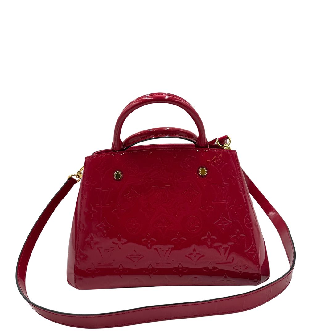 retro Borsa Louis Vuitton in pelle vernis monogram color rosso fragola e parti metalliche dorate; munita di doppi manici stondati, una tracolla amovibile e una clochette portachiavi, di lusso, originale, ottime condizioni, usata. 