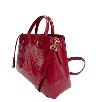lato Borsa Louis Vuitton in pelle vernis monogram color rosso fragola e parti metalliche dorate; munita di doppi manici stondati, una tracolla amovibile e una clochette portachiavi, di lusso, originale, ottime condizioni, usata. 