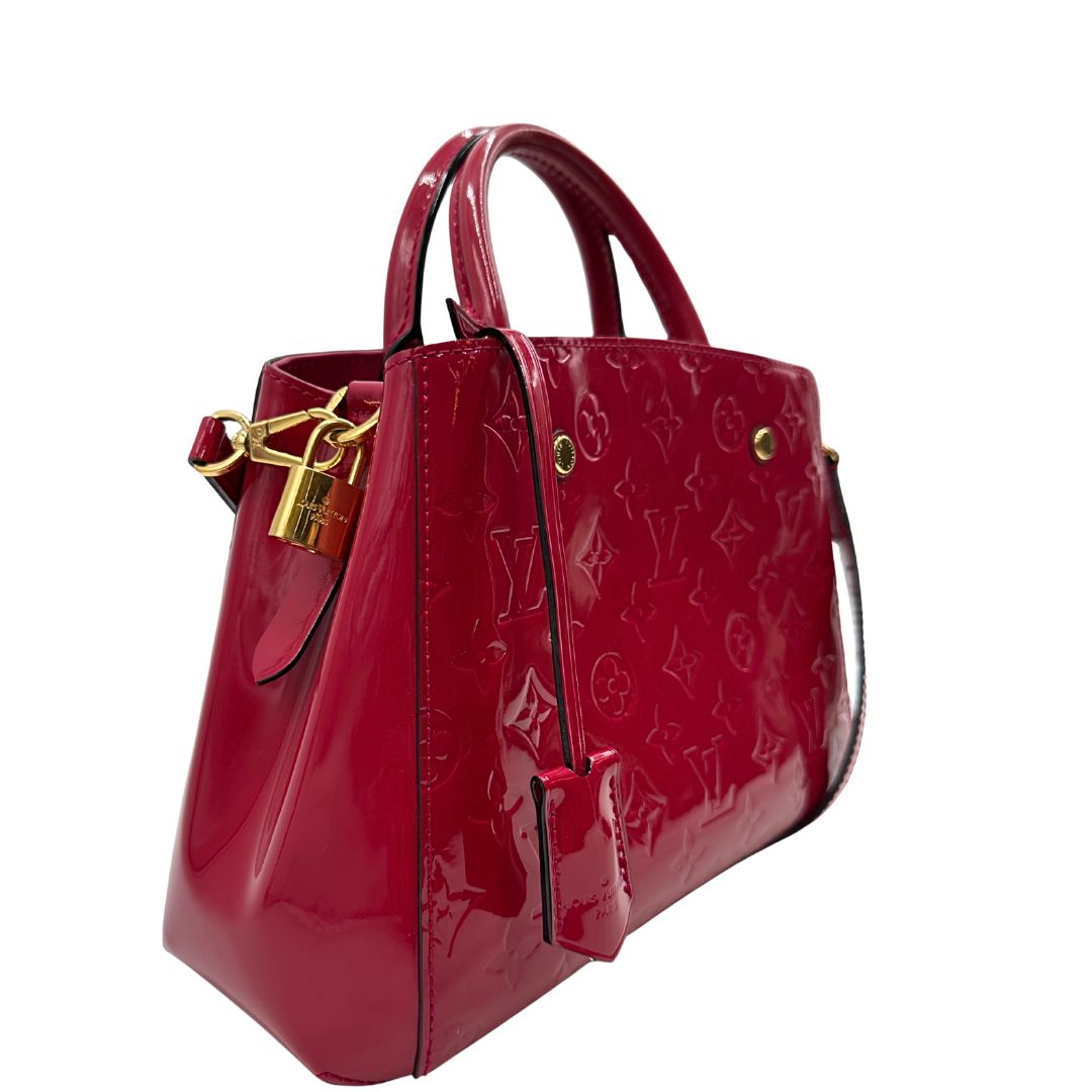 lato Borsa Louis Vuitton in pelle vernis monogram color rosso fragola e parti metalliche dorate; munita di doppi manici stondati, una tracolla amovibile e una clochette portachiavi, di lusso, originale, ottime condizioni, usata. 