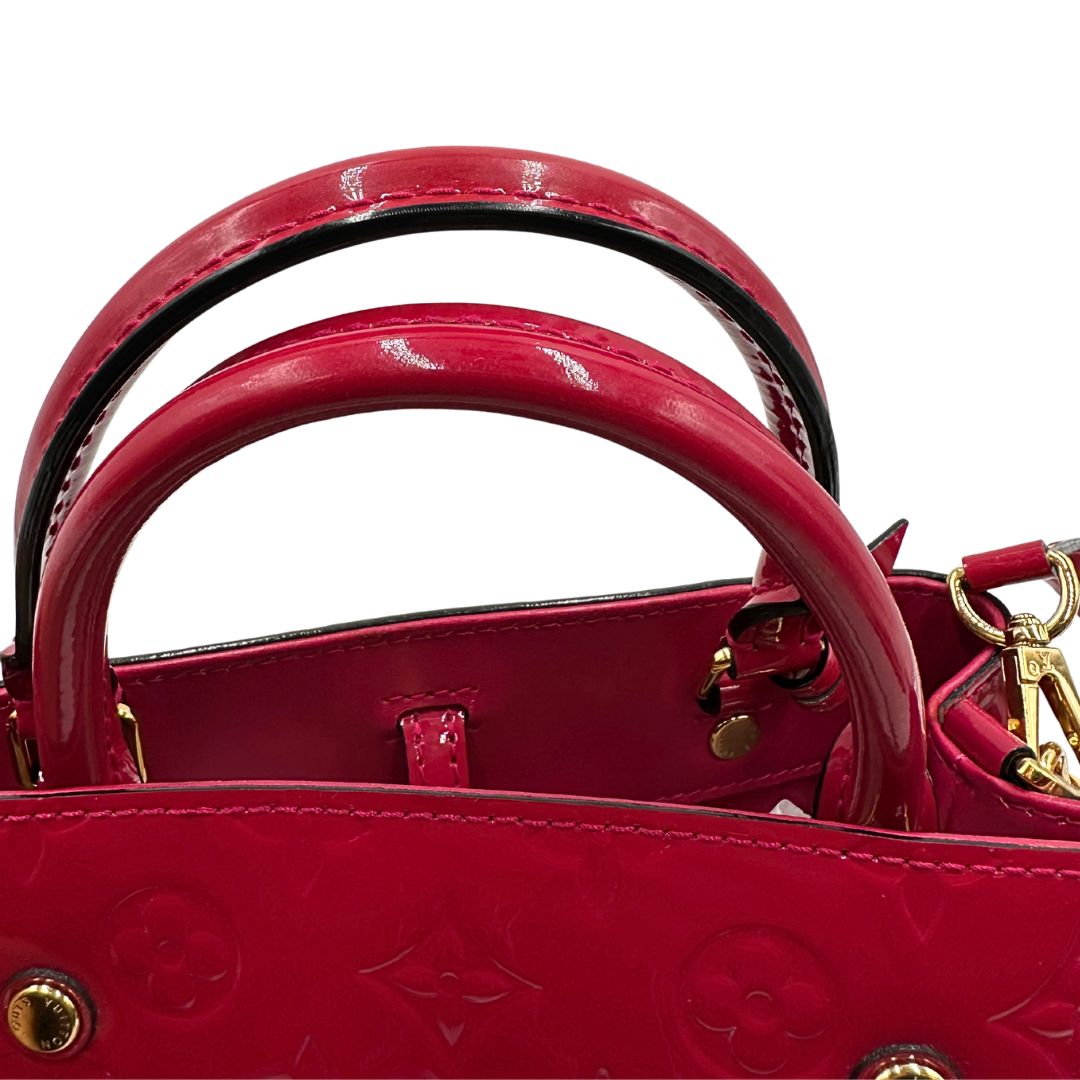 manici Borsa Louis Vuitton in pelle vernis monogram color rosso fragola e parti metalliche dorate; munita di doppi manici stondati, una tracolla amovibile e una clochette portachiavi, di lusso, originale, ottime condizioni, usata. 
