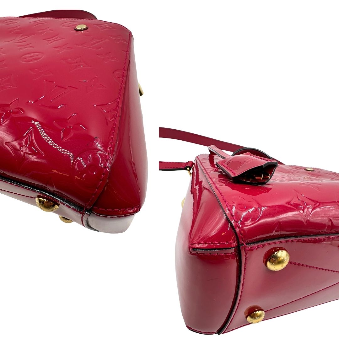 angoli Borsa Louis Vuitton in pelle vernis monogram color rosso fragola e parti metalliche dorate; munita di doppi manici stondati, una tracolla amovibile e una clochette portachiavi, di lusso, originale, ottime condizioni, usata.