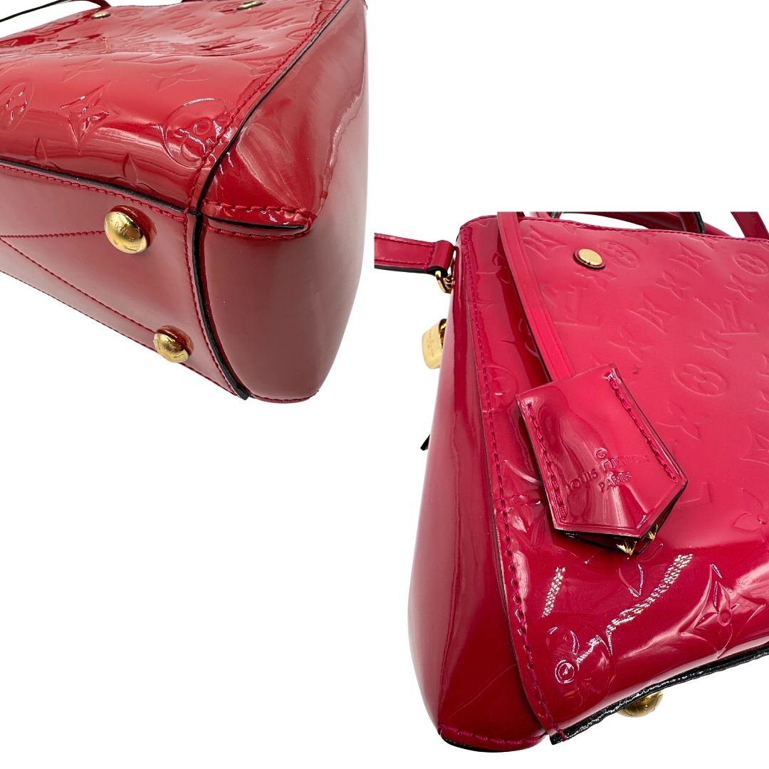 angoli Borsa Louis Vuitton in pelle vernis monogram color rosso fragola e parti metalliche dorate; munita di doppi manici stondati, una tracolla amovibile e una clochette portachiavi, di lusso, originale, ottime condizioni, usata.