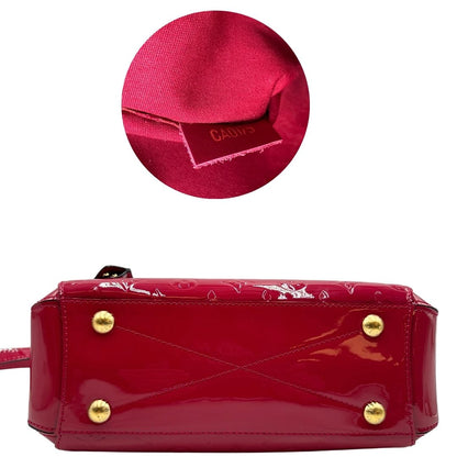 interno Borsa Louis Vuitton in pelle vernis monogram color rosso fragola e parti metalliche dorate; munita di doppi manici stondati, una tracolla amovibile e una clochette portachiavi, di lusso, originale, ottime condizioni, usata. 