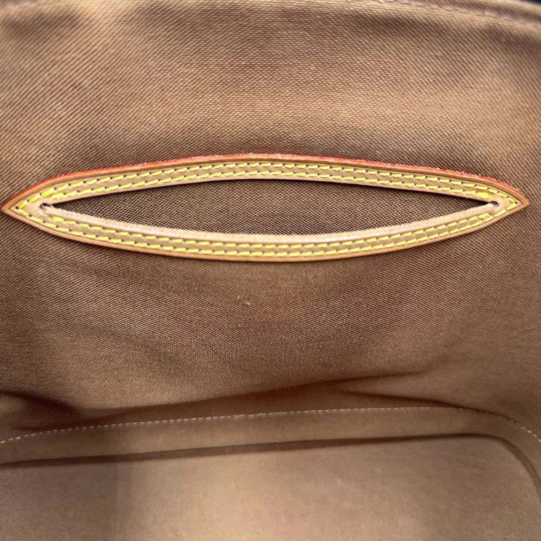 interno Borsa Louis Vuitton in canvas marrone monogram con finiture in vacchetta naturale e parti metalliche dorate; munita di doppi manici stondati, da portare a mano. Completa di chiavi e lucchetto, di lusso, originale, ottime condizioni. 