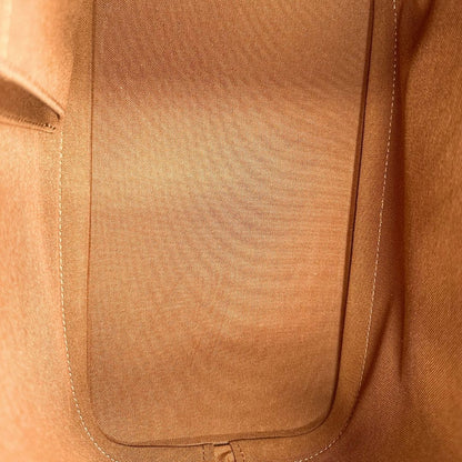 interno Borsa Louis Vuitton in canvas marrone monogram con finiture in vacchetta naturale e parti metalliche dorate; munita di doppi manici stondati, da portare a mano. Completa di chiavi e lucchetto, di lusso, originale, ottime condizioni. 