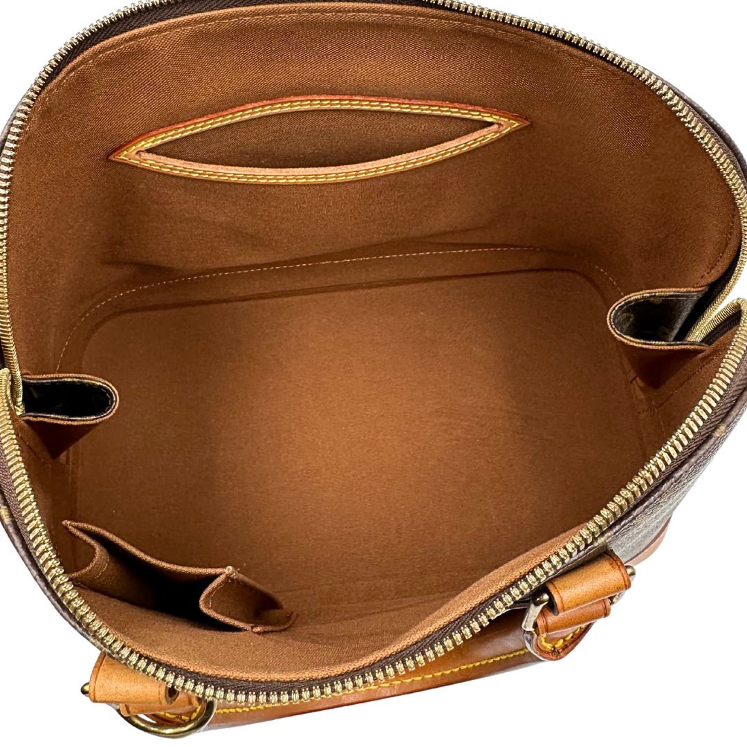 interno Borsa Louis Vuitton in canvas marrone monogram con finiture in vacchetta naturale e parti metalliche dorate; munita di doppi manici stondati, da portare a mano. Completa di chiavi e lucchetto, di lusso, originale, ottime condizioni. 