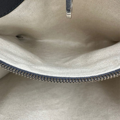  Borsa Gucci in canvas GG monogram beige con finiture in pelle blu e parti metalliche argentate; munita di doppi manici stondati e una tracolla in tessuto Gucci Web blu e rossa, amovibile e regolabile. Completa di dustbag, di lusso, originale, eccellenti condizioni, usata.