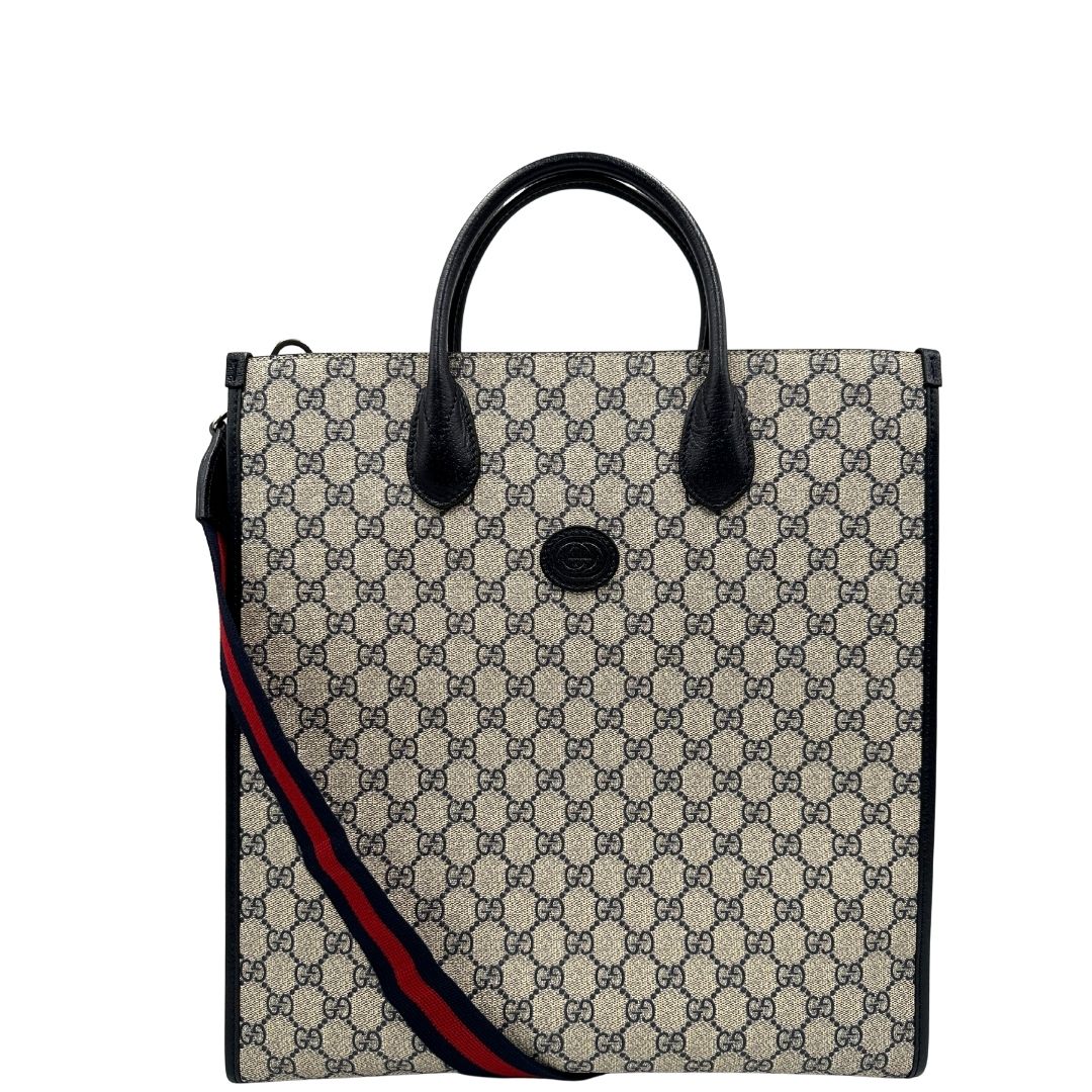  Borsa Gucci in canvas GG monogram beige con finiture in pelle blu e parti metalliche argentate; munita di doppi manici stondati e una tracolla in tessuto Gucci Web blu e rossa, amovibile e regolabile. Completa di dustbag, di lusso, originale, eccellenti condizioni, usata.