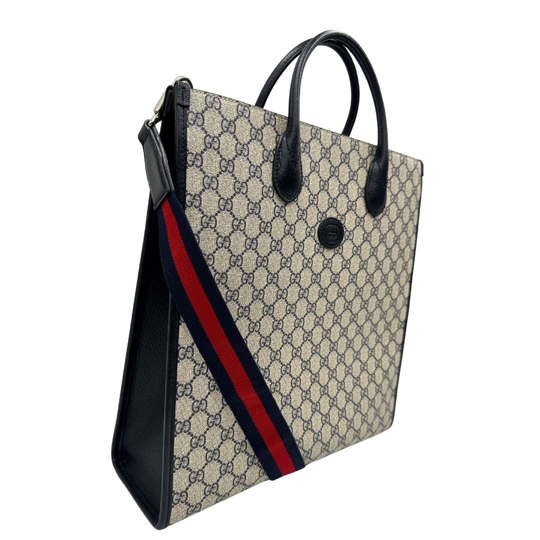  Borsa Gucci in canvas GG monogram beige con finiture in pelle blu e parti metalliche argentate; munita di doppi manici stondati e una tracolla in tessuto Gucci Web blu e rossa, amovibile e regolabile. Completa di dustbag, di lusso, originale, eccellenti condizioni, usata.