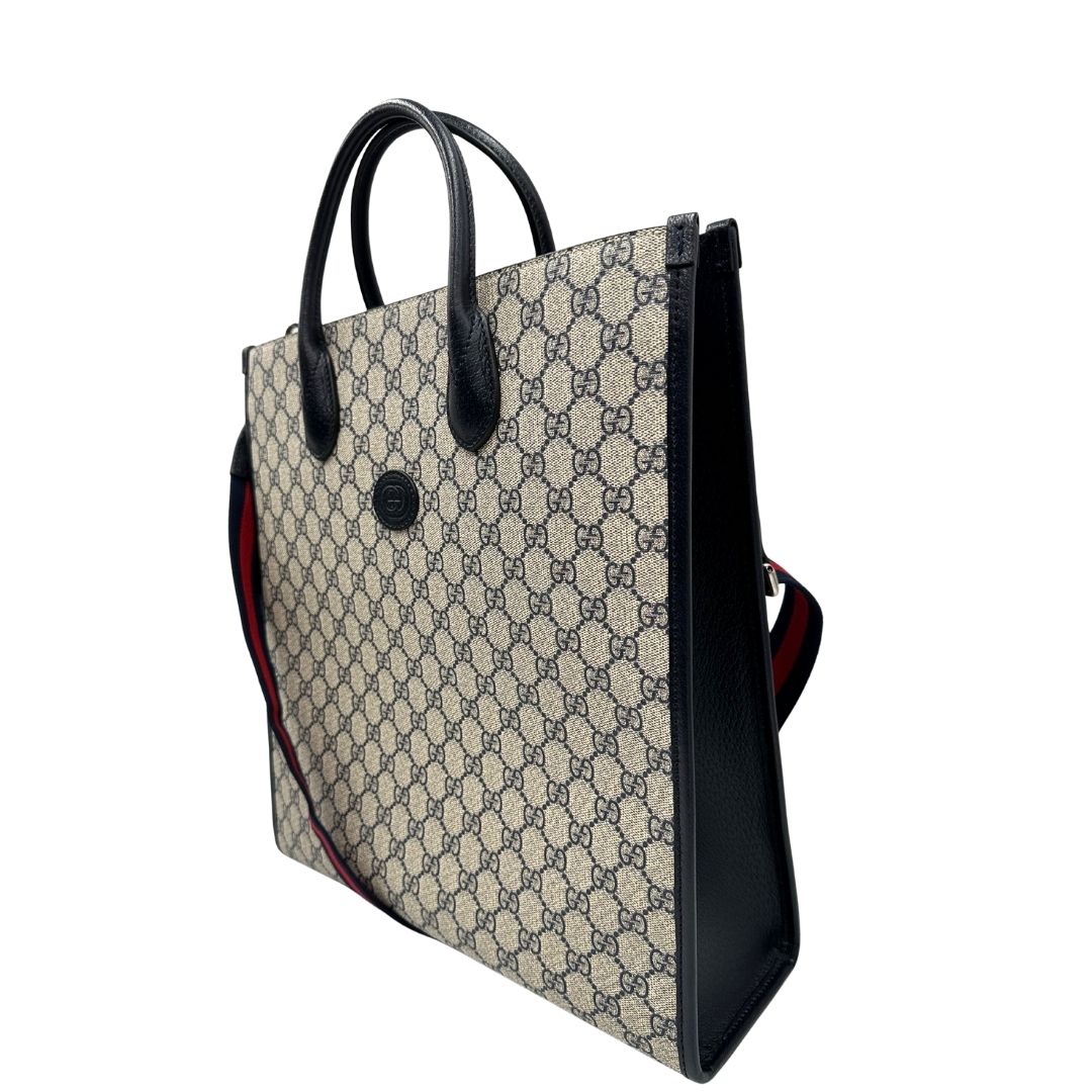  Borsa Gucci in canvas GG monogram beige con finiture in pelle blu e parti metalliche argentate; munita di doppi manici stondati e una tracolla in tessuto Gucci Web blu e rossa, amovibile e regolabile. Completa di dustbag, di lusso, originale, eccellenti condizioni, usata.