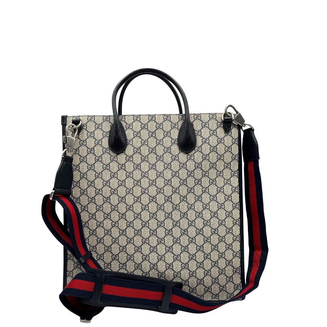 Borsa Gucci in canvas GG monogram beige con finiture in pelle blu e parti metalliche argentate; munita di doppi manici stondati e una tracolla in tessuto Gucci Web blu e rossa, amovibile e regolabile. Completa di dustbag, di lusso, originale, eccellenti condizioni, usata.